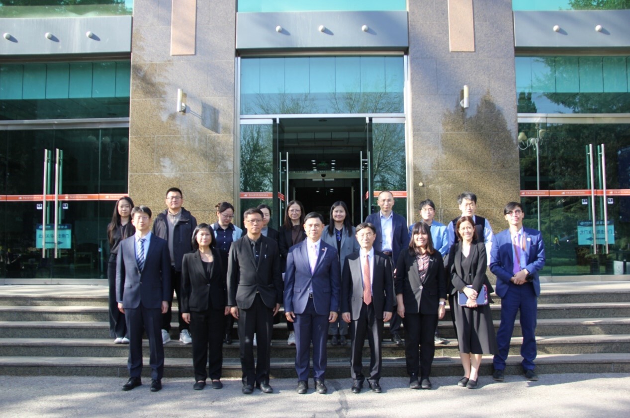 Delegation Led by President of Chiang Mai University Visits IHEP