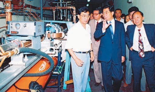 Comrade Hu Jintao was visiting BEPC on Sept.16,1994.