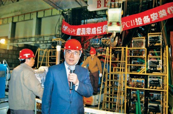 Bai Chunli, the executive vice president of CAS was holding the BEPCII equipment installation ceremony on April.30,2004.